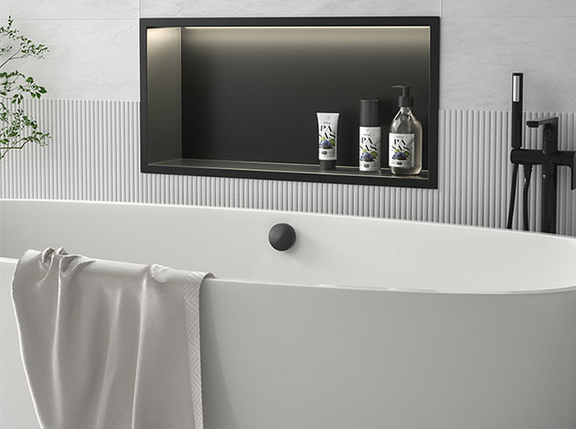 Cuarto de ba&ntilde;o moderno con ba&ntilde;era blanca y estante negro.